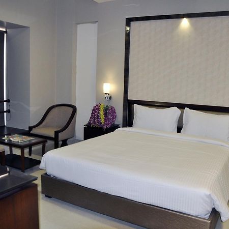 Hotel Dolphin 萨姆巴尔普尔 外观 照片