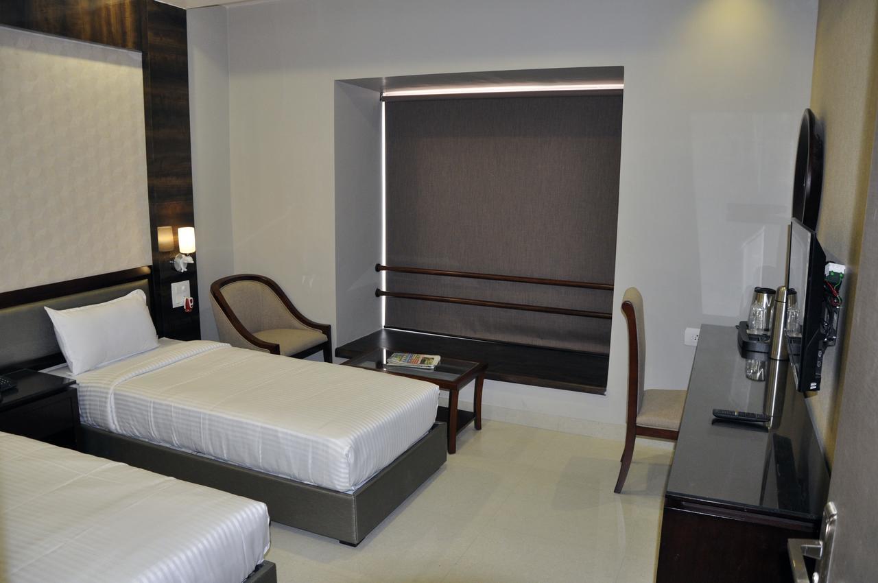 Hotel Dolphin 萨姆巴尔普尔 外观 照片