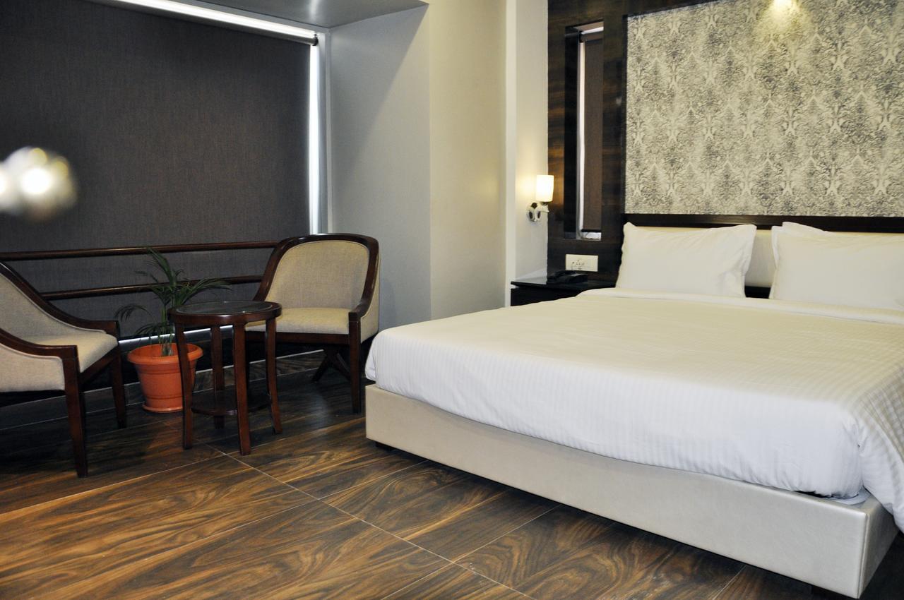 Hotel Dolphin 萨姆巴尔普尔 外观 照片