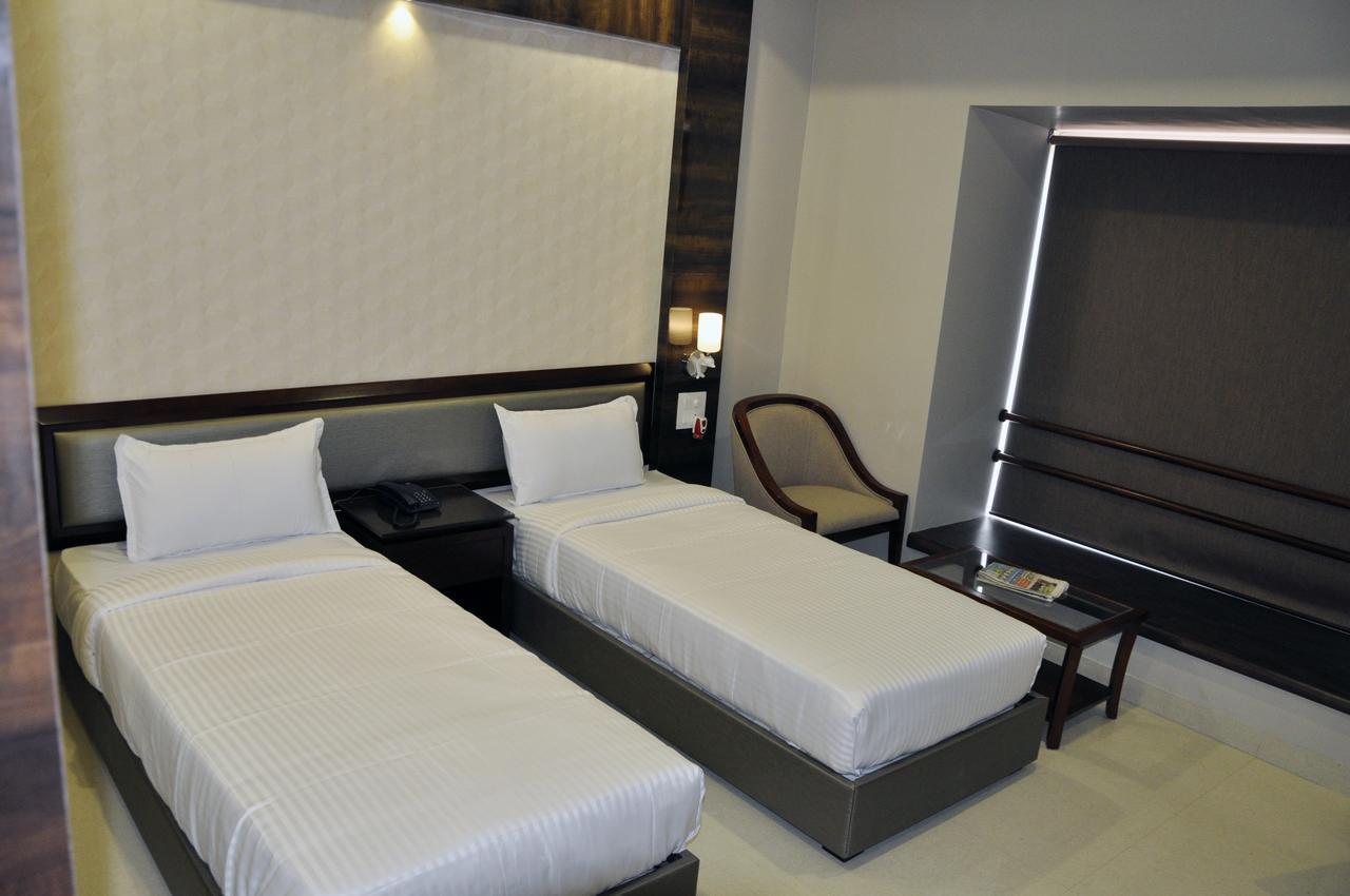 Hotel Dolphin 萨姆巴尔普尔 外观 照片