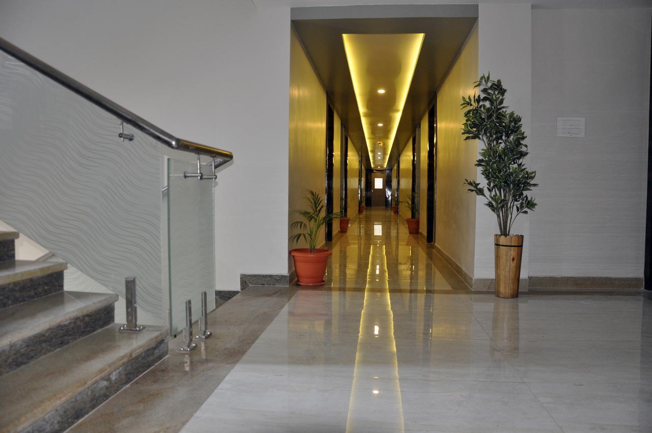 Hotel Dolphin 萨姆巴尔普尔 外观 照片