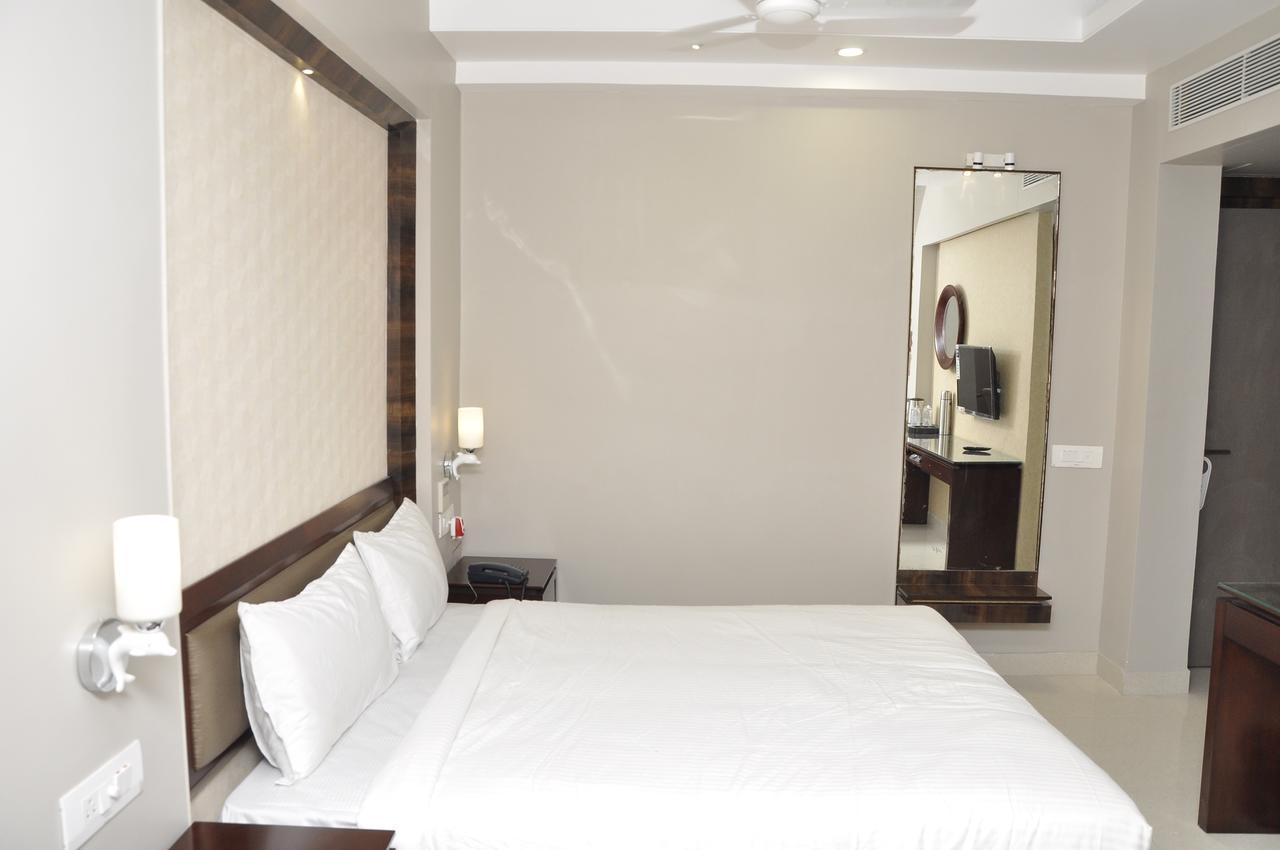 Hotel Dolphin 萨姆巴尔普尔 外观 照片