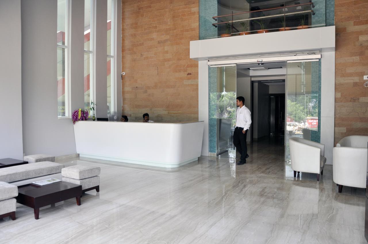 Hotel Dolphin 萨姆巴尔普尔 外观 照片